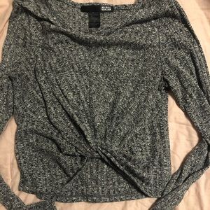 Grey long sleeve crisscross crop top!